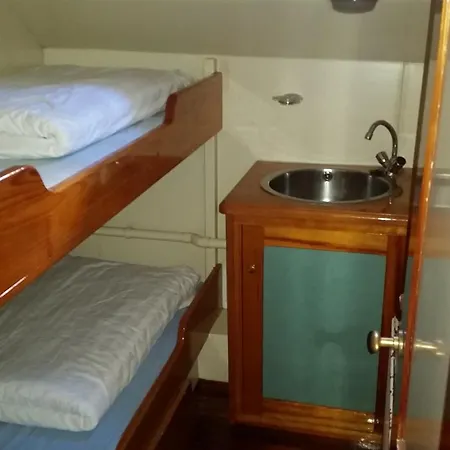 Hotel na wodzie Tjalkjacht Pelikaan Hoorn (North Holland)