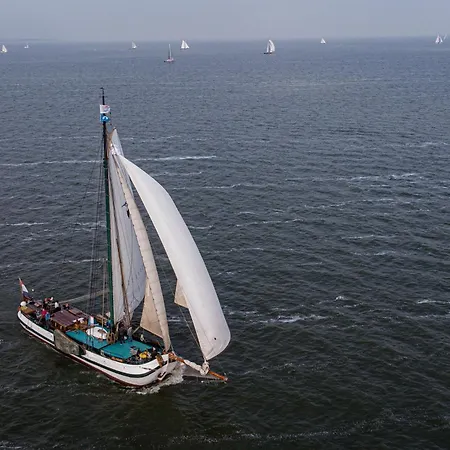 Botel Tjalkjacht Pelikaan *