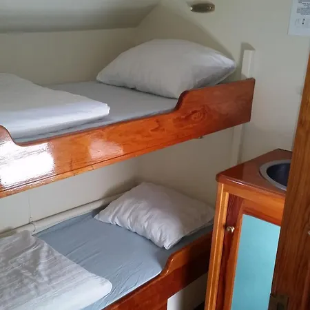 Bådhotel Tjalkjacht Pelikaan Hoorn (North Holland)