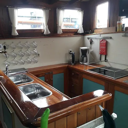 Bådhotel Tjalkjacht Pelikaan *